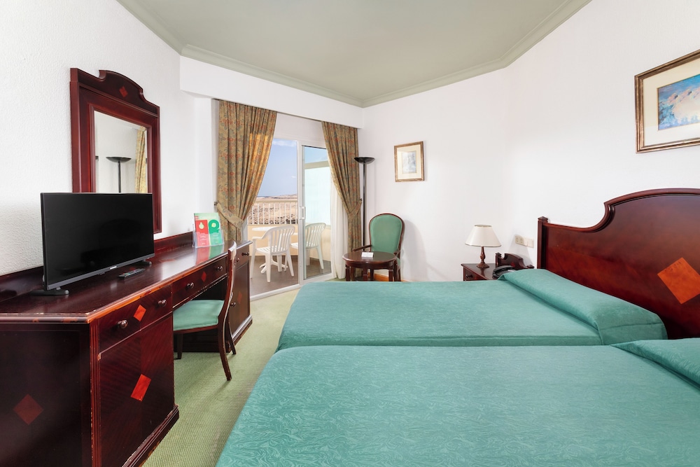 Hotel Riu Oliva Beach Resort - All Inclusive — Hotel rooms in Corralejo, Canary Islands