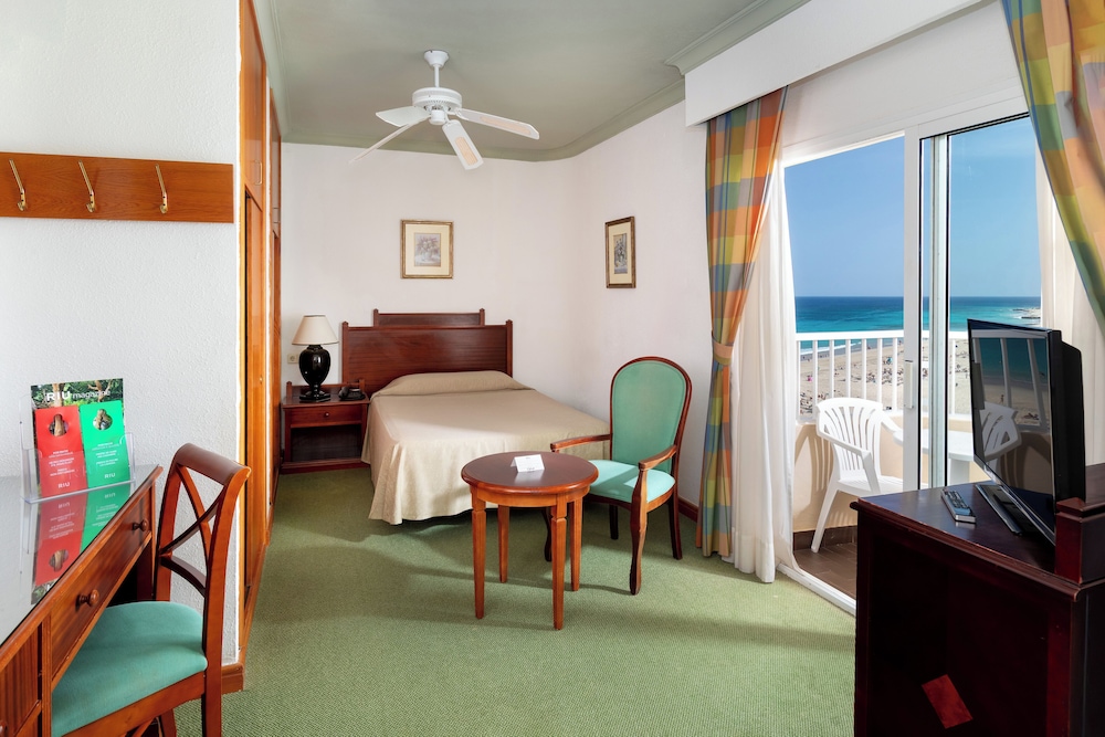 Hotel Riu Oliva Beach Resort - All Inclusive — Hotel rooms in Corralejo, Canary Islands