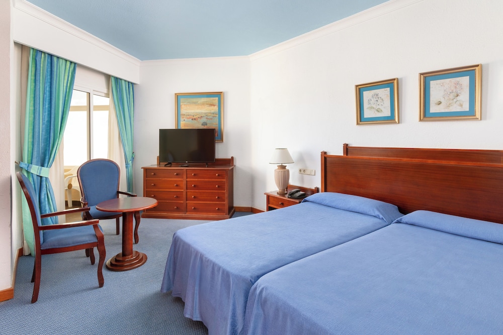 Hotel Riu Oliva Beach Resort - All Inclusive — Hotel rooms in Corralejo, Canary Islands