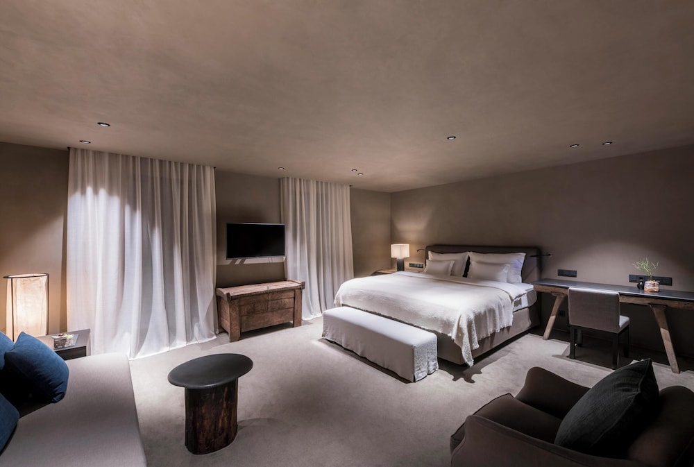 Hotel Bayerischer Hof - The Leading Hotels of the World — Hotel rooms in Munich, Bavaria