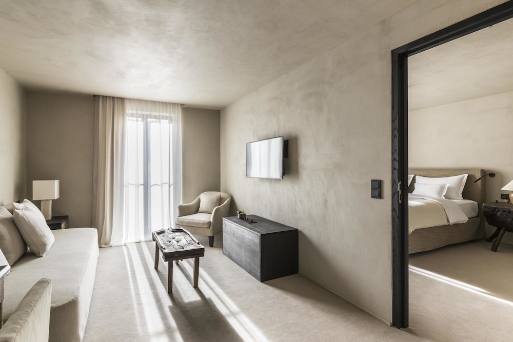 Hotel Bayerischer Hof - The Leading Hotels of the World — Hotel rooms in Munich, Bavaria