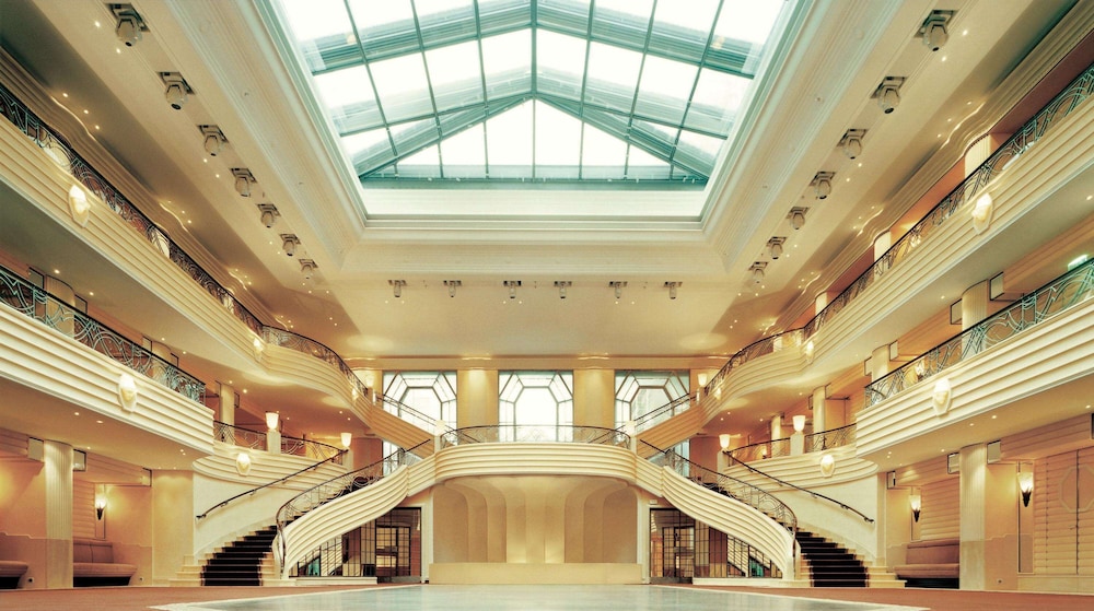 Hotel Bayerischer Hof - The Leading Hotels of the World — Hotel building in Munich, Bavaria