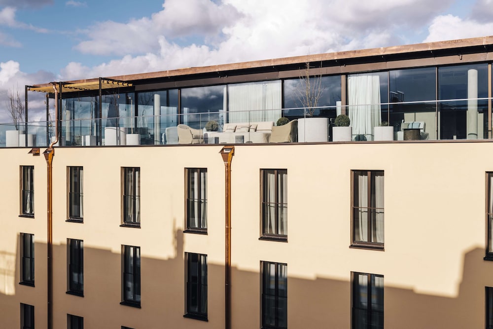 Hotel Bayerischer Hof - The Leading Hotels of the World — Hotel building in Munich, Bavaria