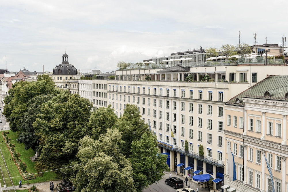 Hotel Bayerischer Hof - The Leading Hotels of the World — Hotel building in Munich, Bavaria