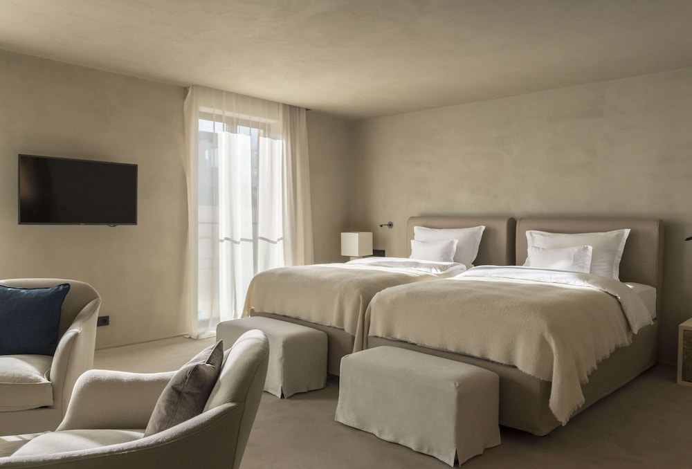 Hotel Bayerischer Hof - The Leading Hotels of the World — Hotel rooms in Munich, Bavaria