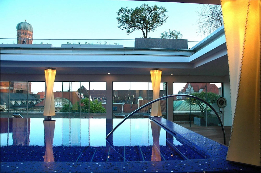 Hotel Bayerischer Hof - The Leading Hotels of the World — Swimming pool in Munich, Bavaria