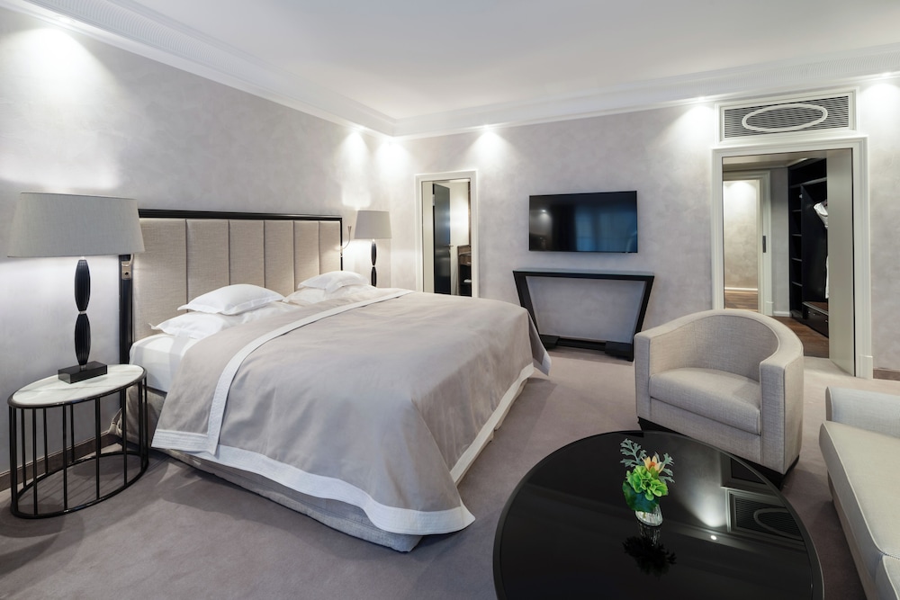 Hotel Bayerischer Hof - The Leading Hotels of the World — Hotel rooms in Munich, Bavaria