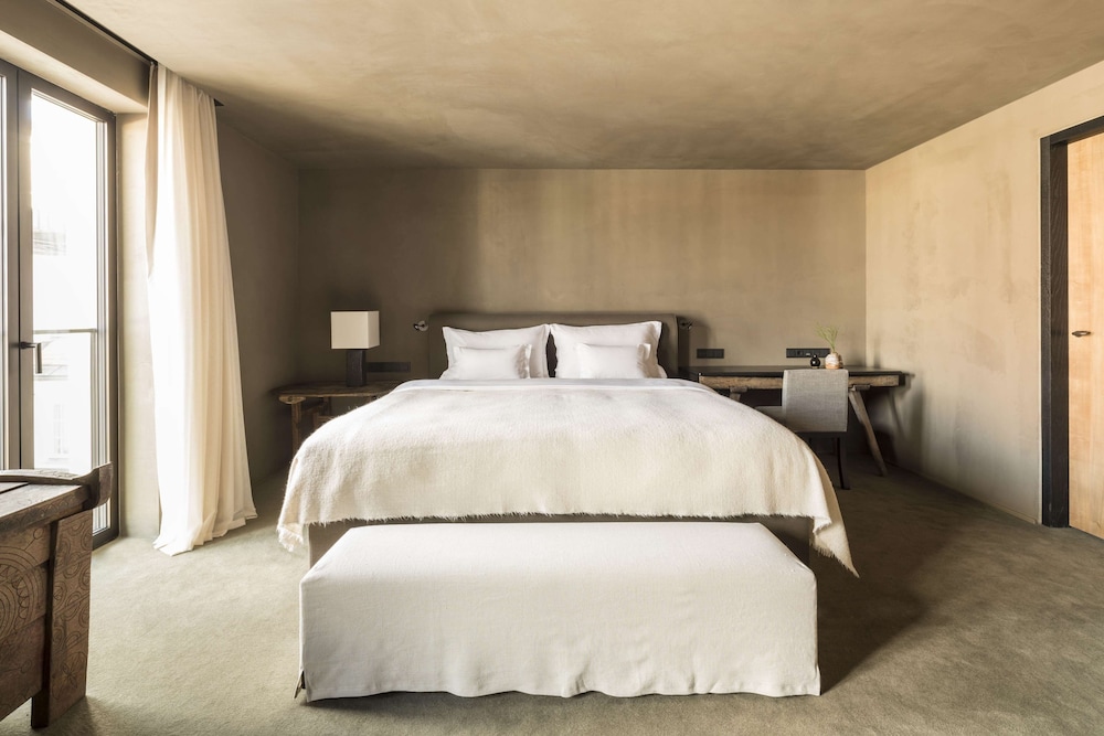 Hotel Bayerischer Hof - The Leading Hotels of the World — Hotel rooms in Munich, Bavaria