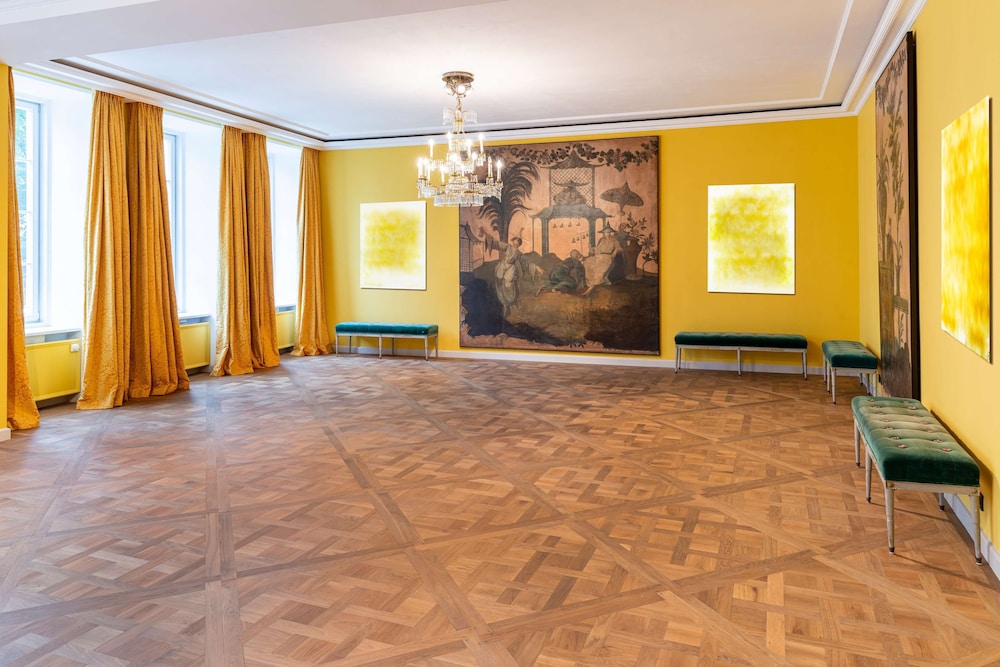 Hotel Bayerischer Hof - The Leading Hotels of the World — Hotel building in Munich, Bavaria