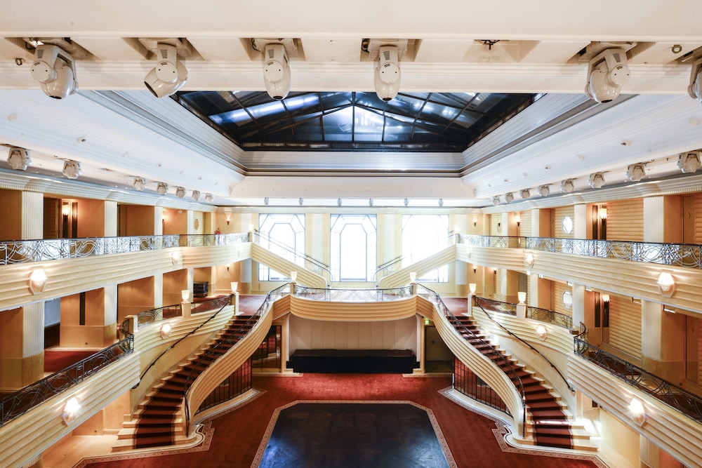 Hotel Bayerischer Hof - The Leading Hotels of the World — Hotel building in Munich, Bavaria