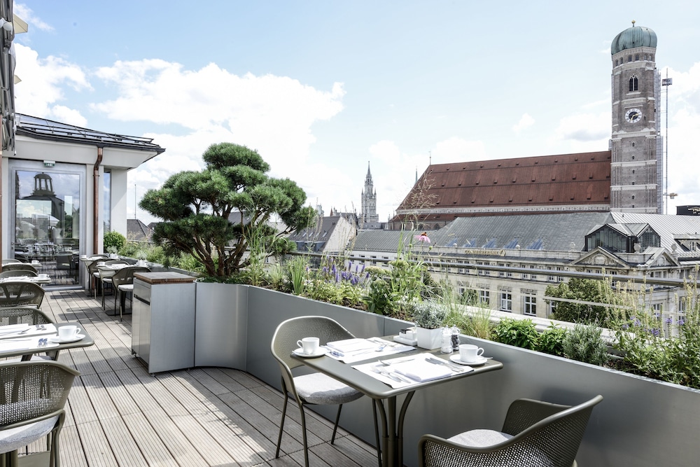 Hotel Bayerischer Hof - The Leading Hotels of the World — Restaurant & bars in Munich, Bavaria