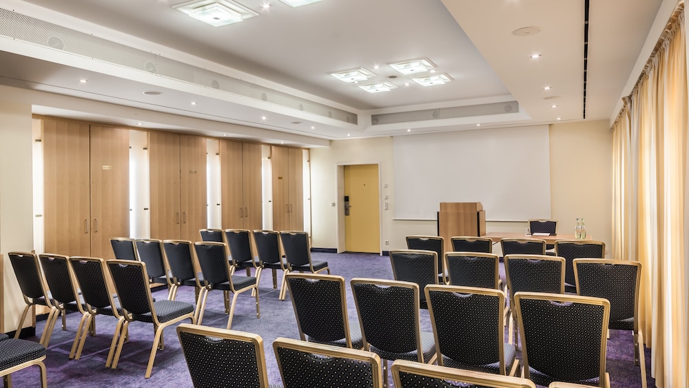 Holiday Inn Munich - South by IHG — Hotel building in Munich, Bavaria