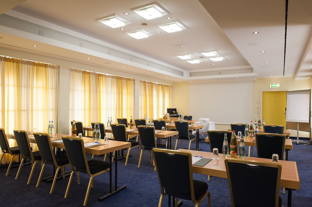 Holiday Inn Munich - South by IHG — Hotel building in Munich, Bavaria