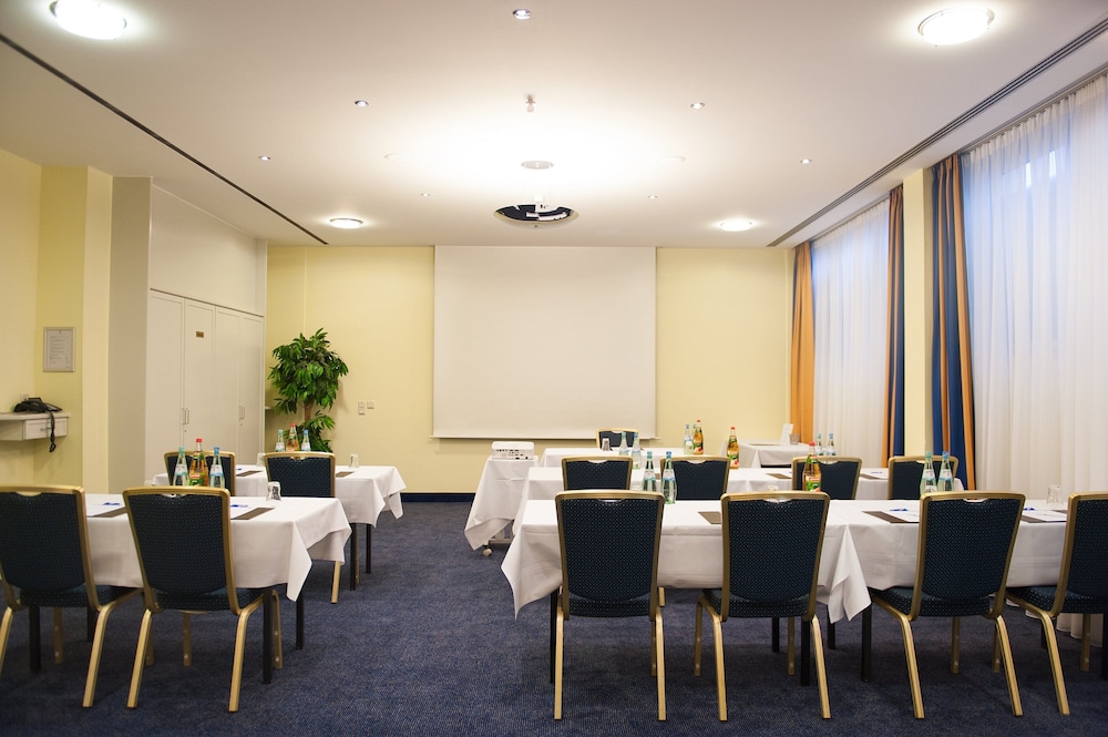 Holiday Inn Munich - South by IHG — Hotel building in Munich, Bavaria