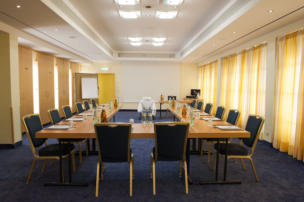 Holiday Inn Munich - South by IHG — Hotel building in Munich, Bavaria