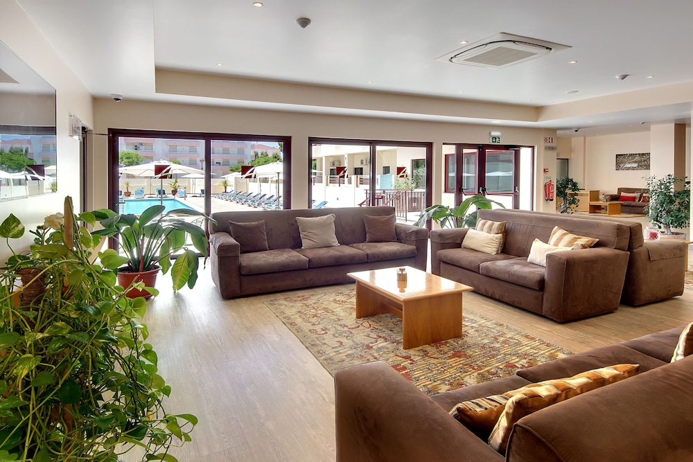 Hotel Alba — Swimming pool in Monte Gordo, Faro