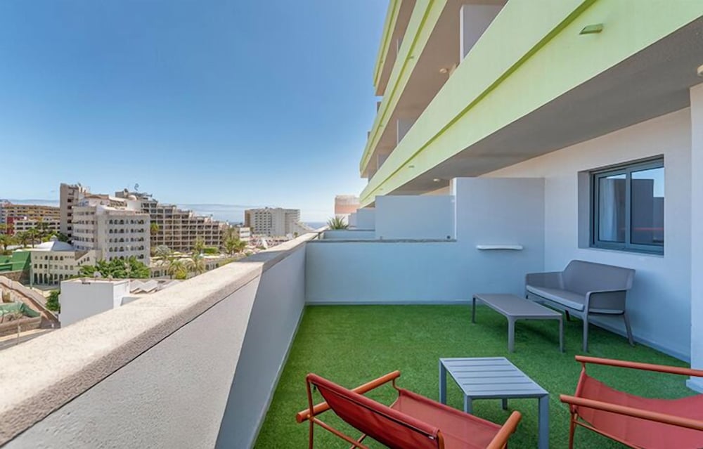 Hotel LIVVO Anamar Suites — Hotel building in Playa del Ingles, Canary Islands