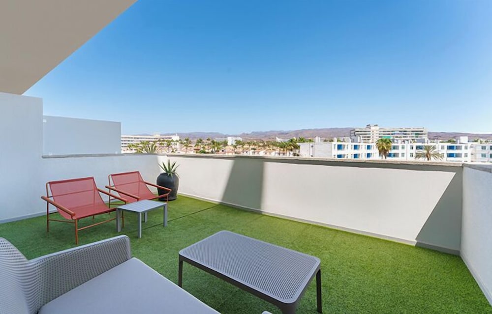 Hotel LIVVO Anamar Suites — Hotel building in Playa del Ingles, Canary Islands