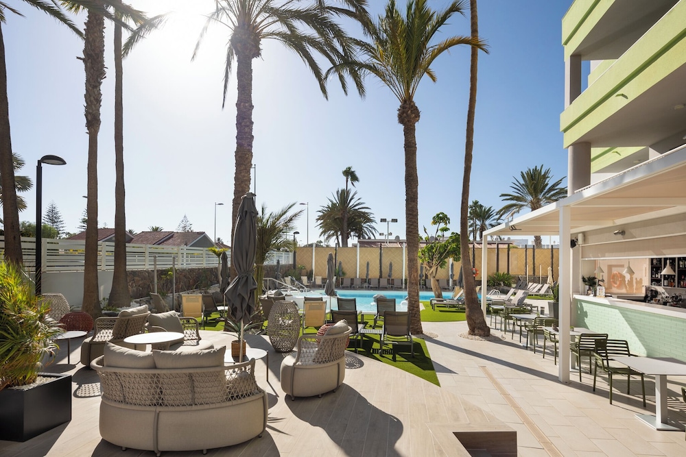 Hotel LIVVO Anamar Suites — Swimming pool in Playa del Ingles, Canary Islands