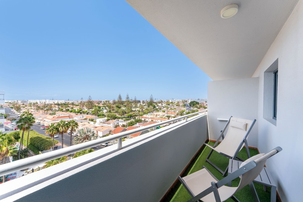 Hotel LIVVO Anamar Suites — Hotel rooms in Playa del Ingles, Canary Islands