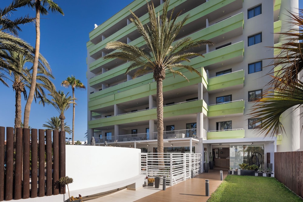 Hotel LIVVO Anamar Suites — Hotel building in Playa del Ingles, Canary Islands