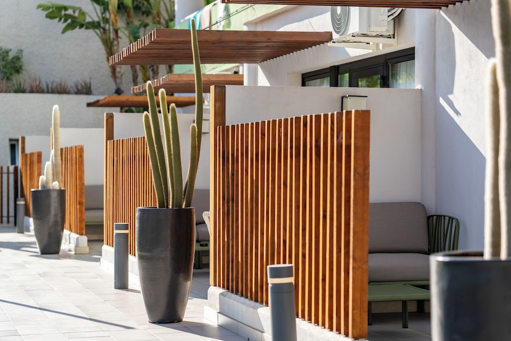 Hotel LIVVO Anamar Suites — Hotel building in Playa del Ingles, Canary Islands