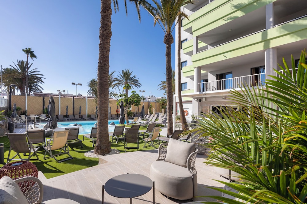 Hotel LIVVO Anamar Suites — Swimming pool in Playa del Ingles, Canary Islands