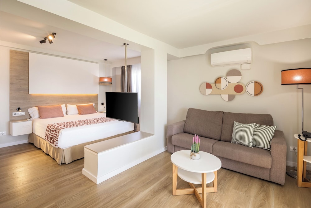 Hotel LIVVO Anamar Suites — Hotel rooms in Playa del Ingles, Canary Islands