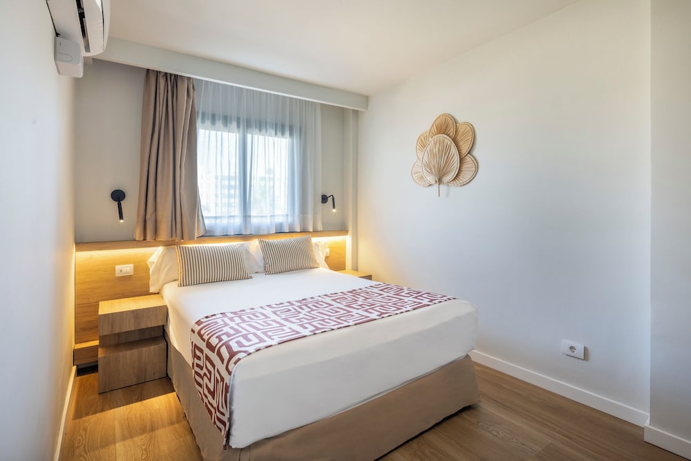 Hotel LIVVO Anamar Suites — Hotel rooms in Playa del Ingles, Canary Islands