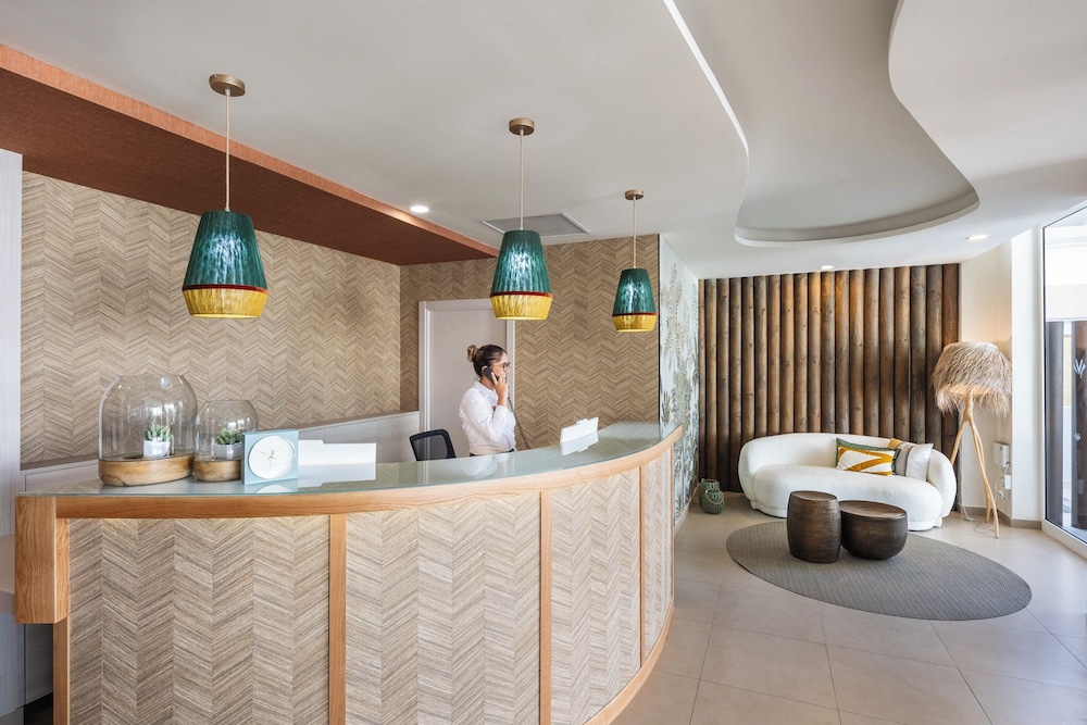 Hotel LIVVO Anamar Suites — Hotel building in Playa del Ingles, Canary Islands