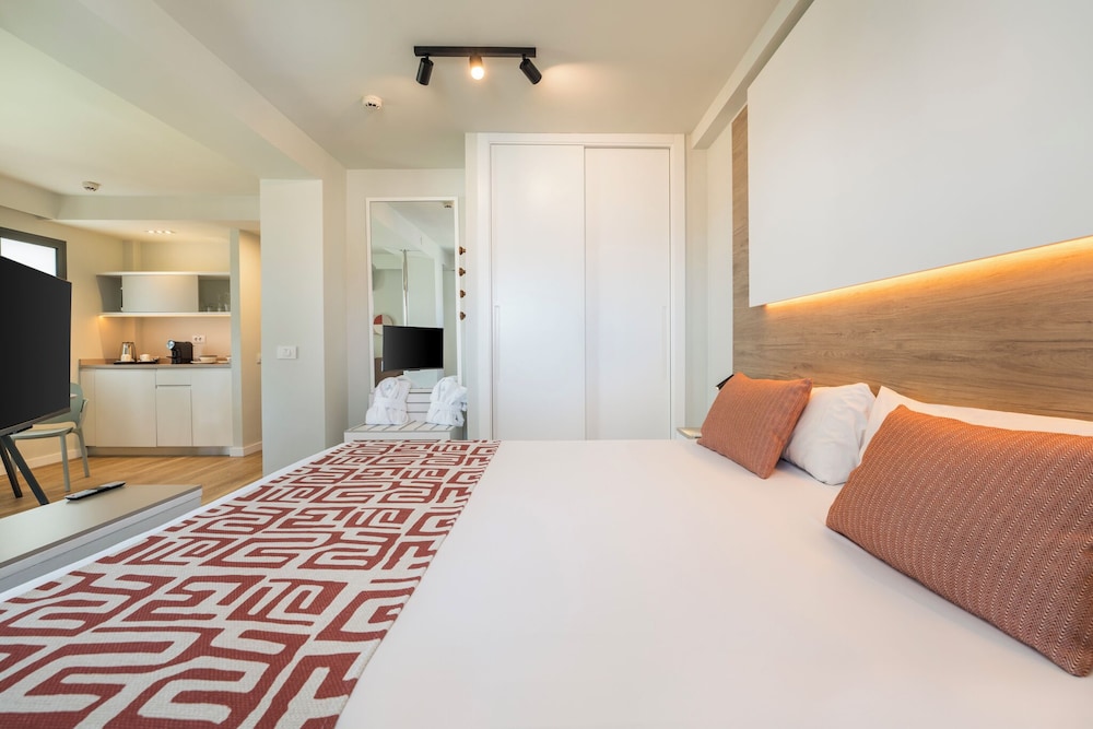 Hotel LIVVO Anamar Suites — Hotel rooms in Playa del Ingles, Canary Islands
