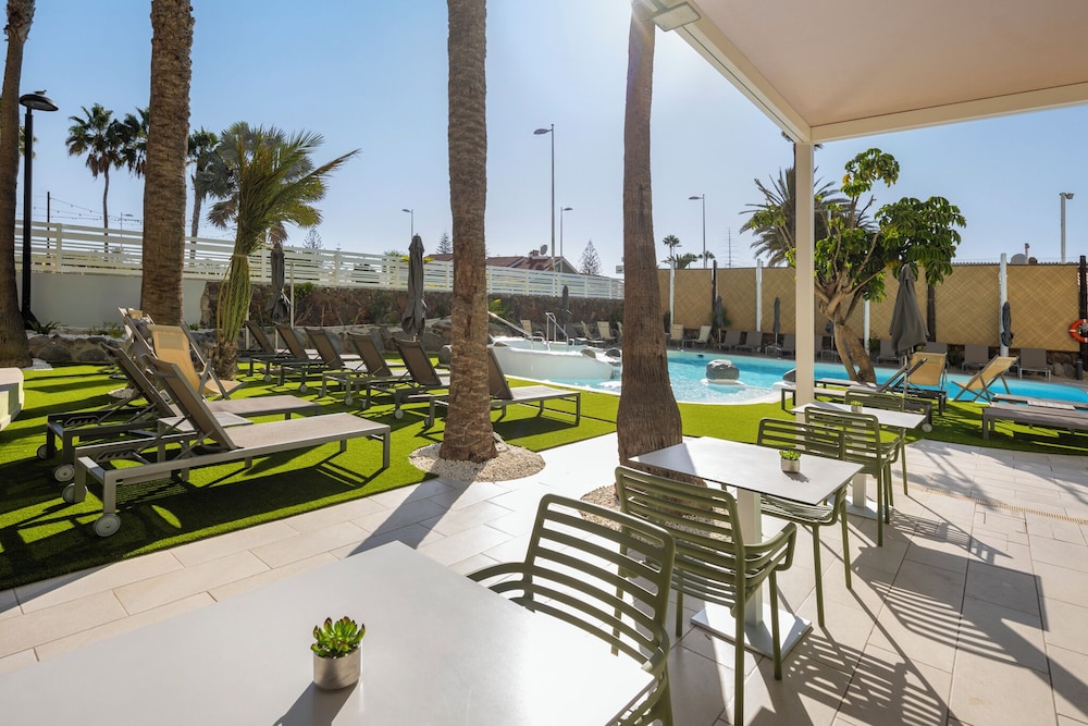 Hotel LIVVO Anamar Suites — Swimming pool in Playa del Ingles, Canary Islands