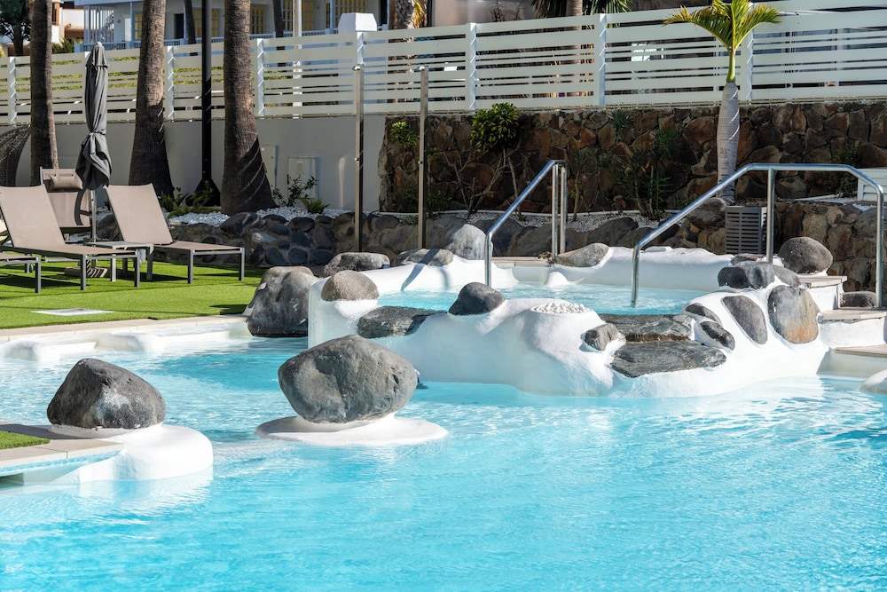 Hotel LIVVO Anamar Suites — Swimming pool in Playa del Ingles, Canary Islands