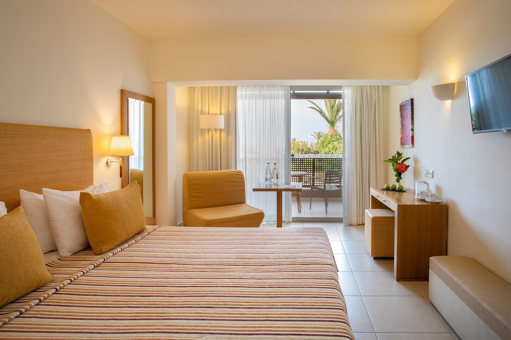 Blue Sea Beach Affiliated by Melia — Hotel rooms in Stalida