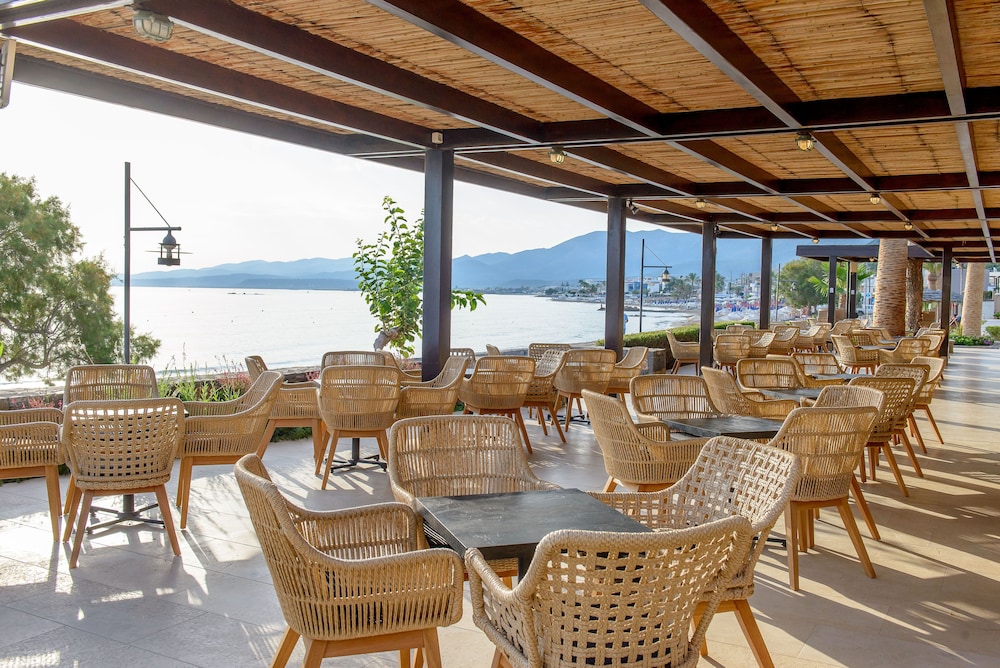 Blue Sea Beach Affiliated by Melia — Restaurant & bars in Stalida