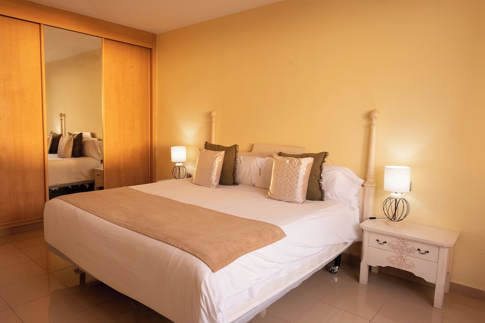Grand Muthu Golf Plaza Hotel — Hotel rooms in Golf Del Sur, Canary Islands