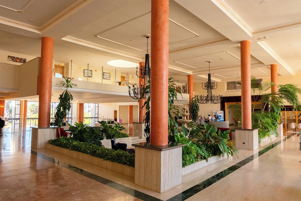 Grand Muthu Golf Plaza Hotel — Hotel building in Golf Del Sur, Canary Islands