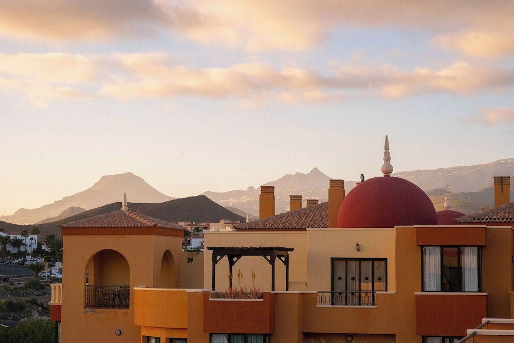 Grand Muthu Golf Plaza Hotel — Hotel building in Golf Del Sur, Canary Islands