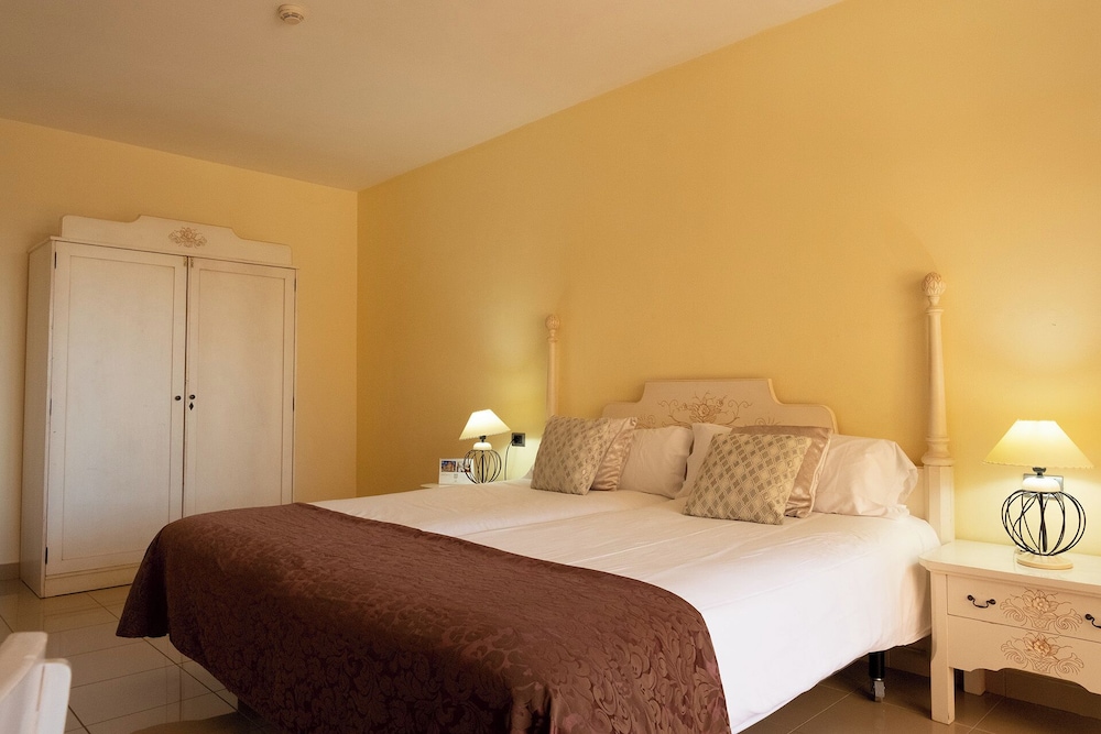 Grand Muthu Golf Plaza Hotel — Hotel rooms in Golf Del Sur, Canary Islands
