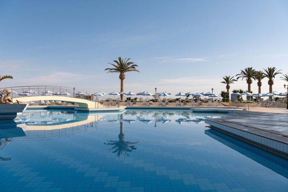 Creta Star Hotel — Swimming pool in Rethymnon