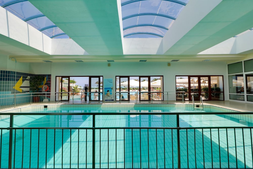 Creta Star Hotel — Swimming pool in Rethymnon