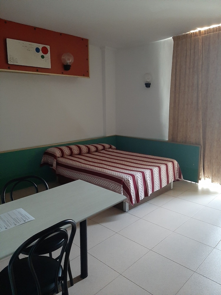 Apartaments Lloret Sun — Hotel rooms in Lloret de Mar, Catalonia