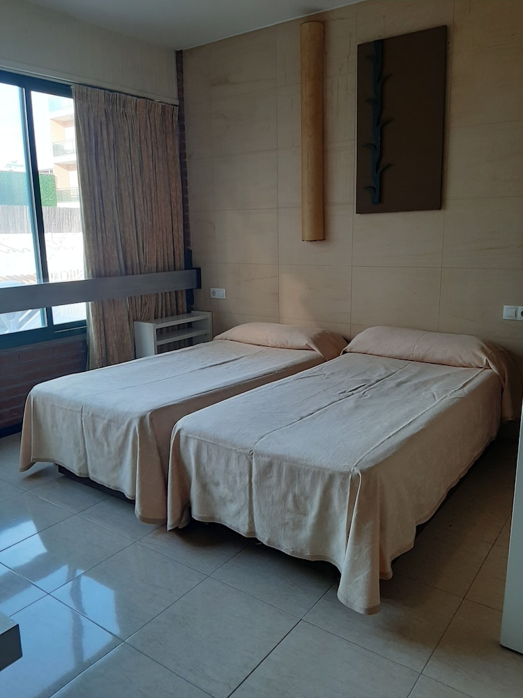 Apartaments Lloret Sun — Hotel rooms in Lloret de Mar, Catalonia