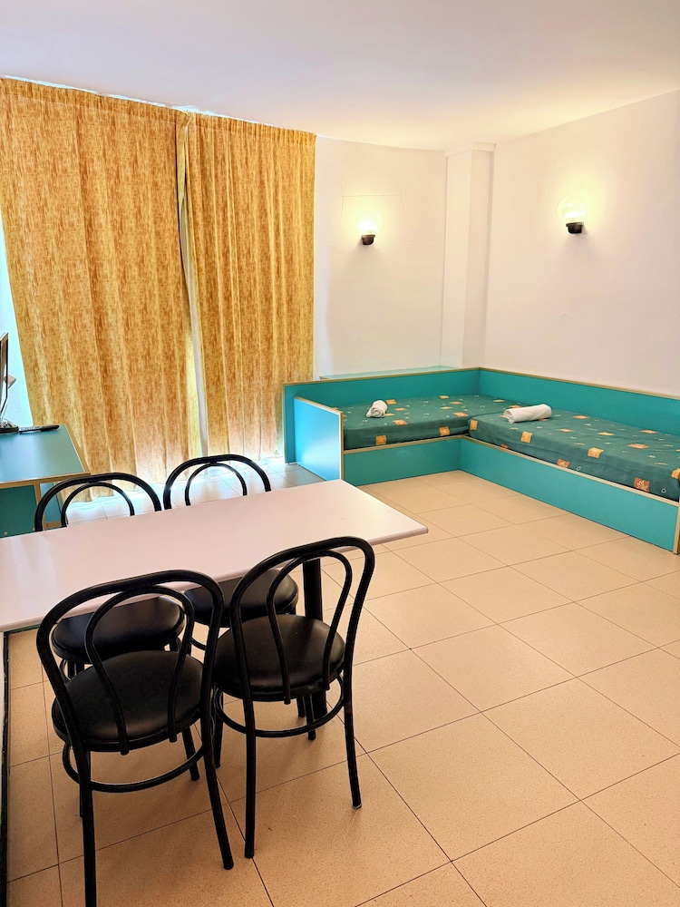 Apartaments Lloret Sun — Hotel rooms in Lloret de Mar, Catalonia