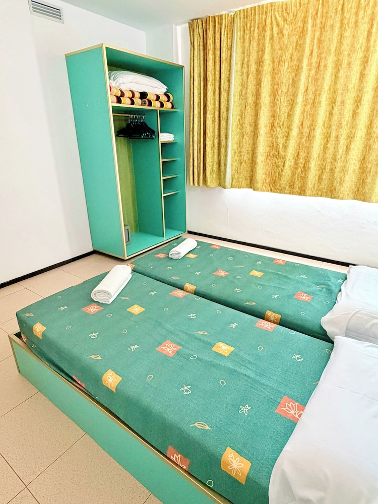 Apartaments Lloret Sun — Hotel rooms in Lloret de Mar, Catalonia
