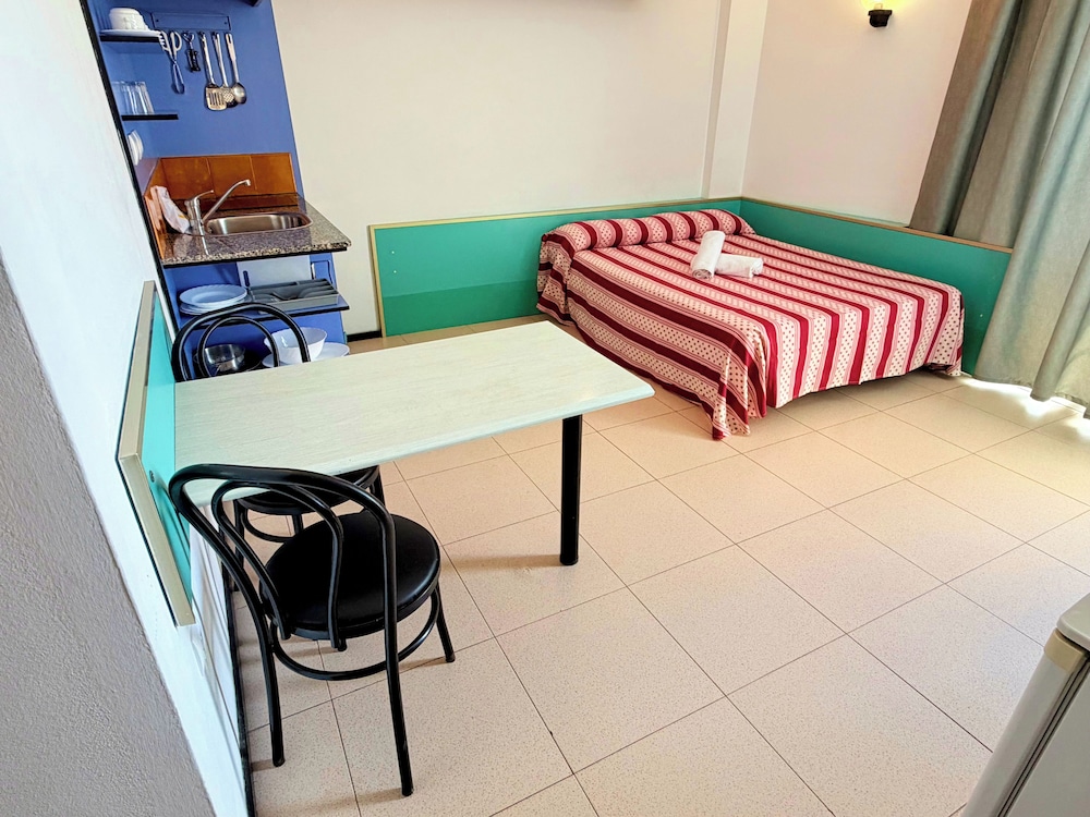 Apartaments Lloret Sun — Hotel rooms in Lloret de Mar, Catalonia