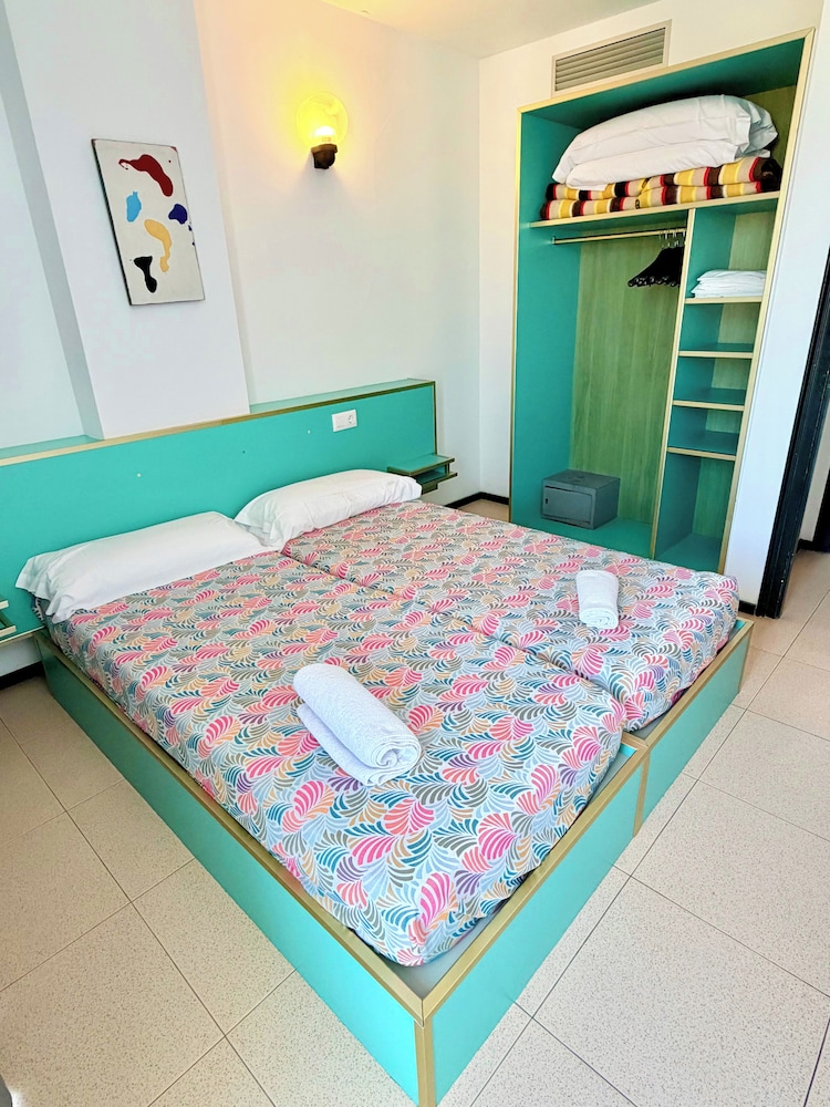 Apartaments Lloret Sun — Hotel rooms in Lloret de Mar, Catalonia