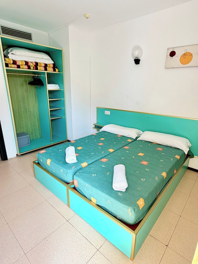 Apartaments Lloret Sun — Hotel rooms in Lloret de Mar, Catalonia