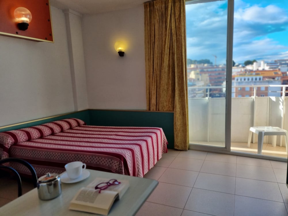 Apartaments Lloret Sun — Hotel rooms in Lloret de Mar, Catalonia
