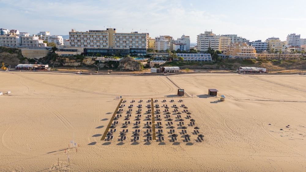 Hotel Algarve Casino — Beach in Portimão, Faro